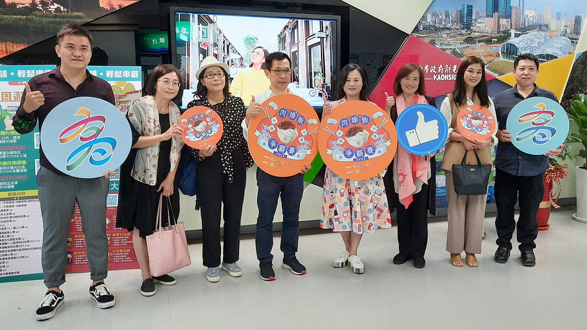 高市觀光局主秘躶依芳(右四)與七位特聘專業評審。 圖：高雄市政府/提供