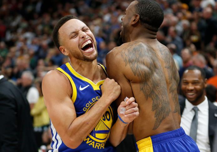 昔日勇士隊有Stephen Curry、Andre Iguodala在場上相互慶祝。 圖／美聯社／達志影像