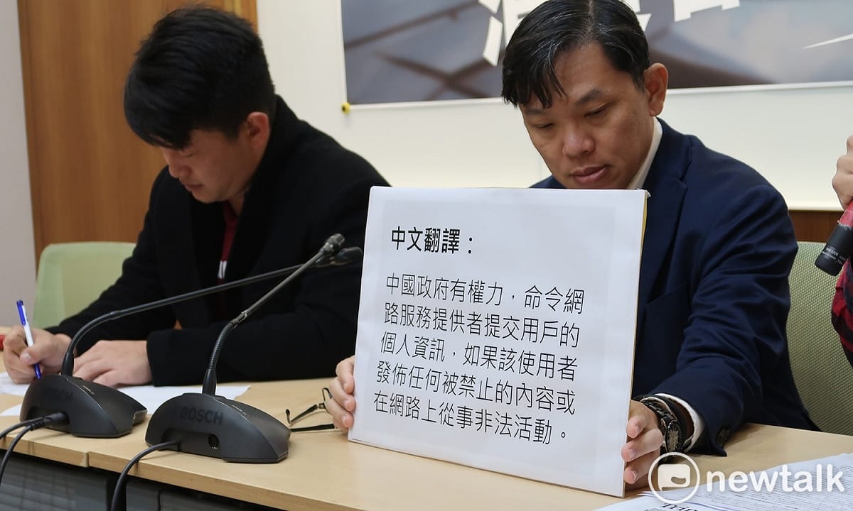 經濟民主連合26日舉行記者會，出席者包括台灣基進立委陳柏惟(左)。 圖：林朝億/攝