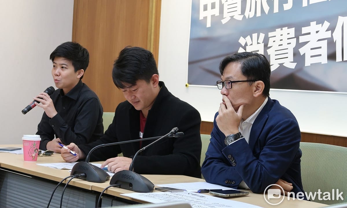 經濟民主連合26日舉行記者會，出席者包括台北市議員苗博雅(左)、台灣基進立委陳柏惟 (中)。 圖：林朝億/攝