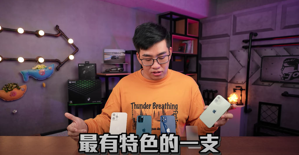 Joeman開箱iPhone 12 mini。 圖：翻攝Youtube／Joeman／11月24日