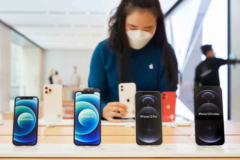 傳iPhone 13將擁有最佳電池續航力，圖為使用iPhone示意圖。 圖：翻攝自Apple