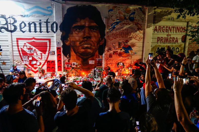 阿根廷傳奇球王馬拉度納(Diego Maradona)因心臟病逝世，享年60歲，阿根廷球迷用各種方式悼念這位一代球王。 圖：達志影像／美聯社