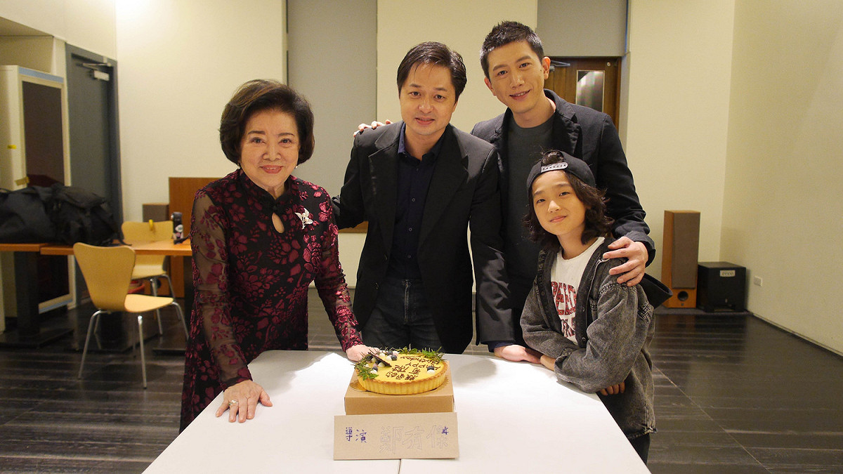 第57屆金馬獎影后陳淑芳(左1)與影帝莫子儀(右2)一起帶著電影中的金孫白潤音(右1)，突然現身戲院幫該片導演鄭有傑(右2)慶生。 圖：牽猴子整合行銷/提供