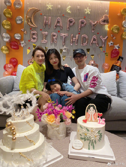 章子怡汪峰一家替大女兒慶生。 圖：翻攝自章子怡微博