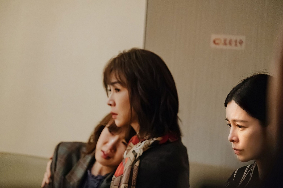飾演陳淑芳的女兒們徐若瑄(右起)、謝盈萱、孫可芳。 圖：威視電影/提供