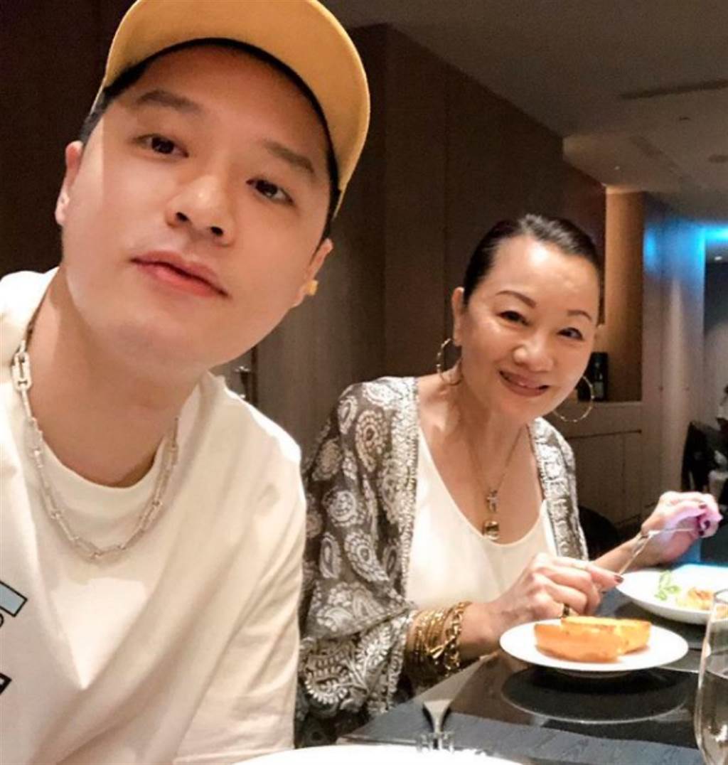 周湯豪媽媽比莉(右)因兒子手術擔心得睡不好。 圖：翻攝自周湯豪臉書