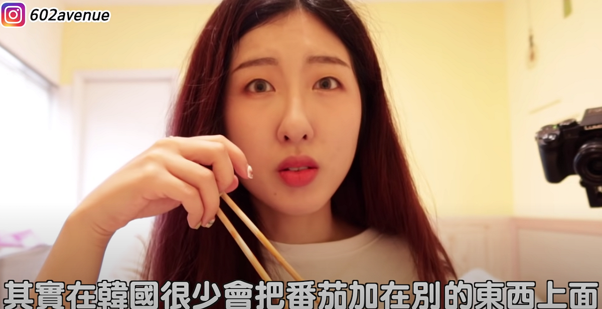 有璟挑戰吃罐頭。 圖：翻攝Youtube／有璟嘿喲요찡／11月24日