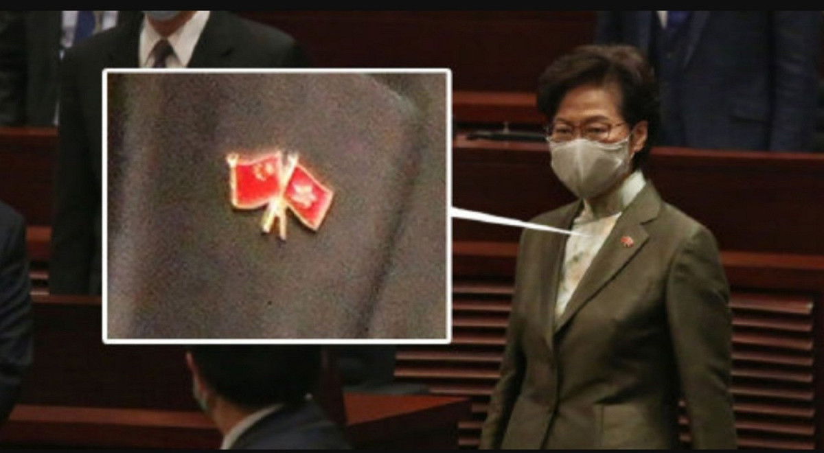 港媒稱林鄭月娥「首度」戴上「一國兩制」徽章。 圖：翻攝自俠客島微博