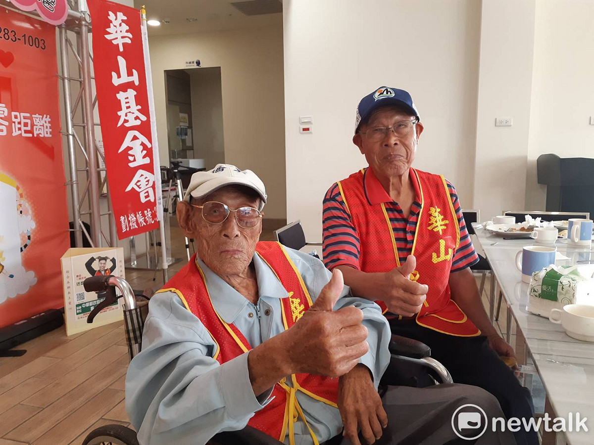 嘉義縣鹿草鄉的黃姓父子兩人年紀加起來快200歲，身體都相當硬朗。 圖：蔡坤龍/攝