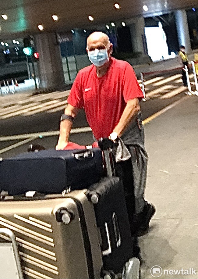 荷蘭美聲歌手馬丁．賀肯斯（Martin Hurkens），在台南市長黃偉哲的盛情邀約下，已在日前偕同夫人再度來到台南，目前正依照我國防疫規定進行居家檢疫。 圖：台南市政府提供