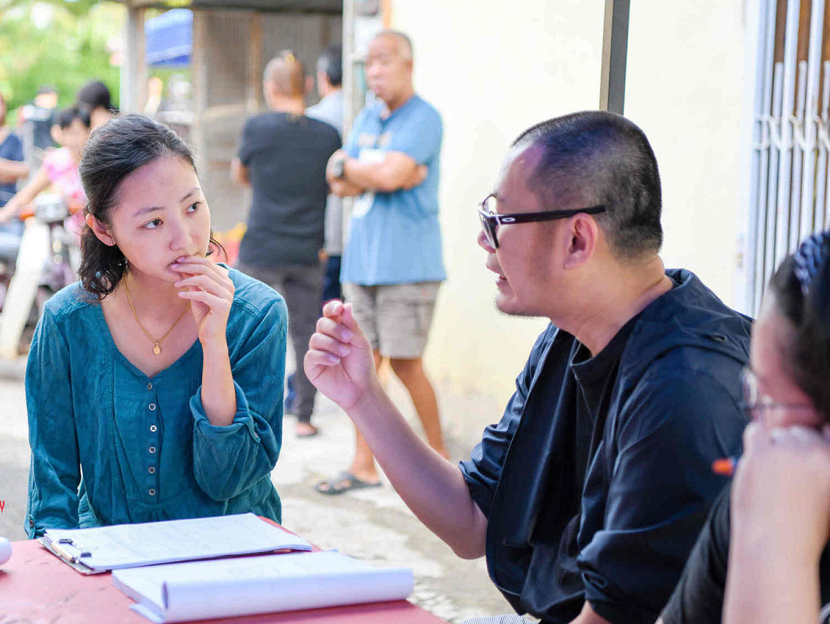 降頭無法以科學解釋，但馬國電檢局要求《南巫》導演張吉安親赴「解釋」，讓他大傷腦筋。圖為張吉安(右)與女主角吳俐旋(左)在討論拍攝。 圖：海鵬影業/提供