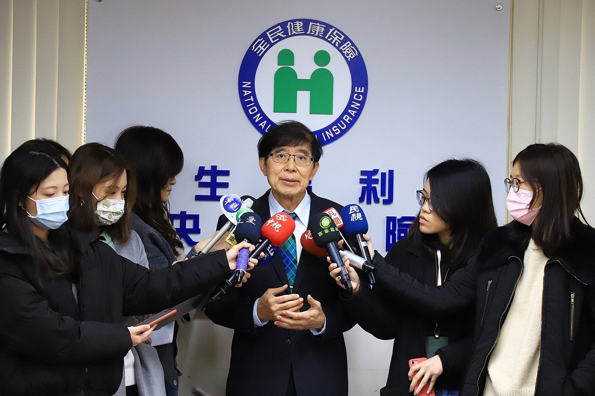 健保署署長李伯璋被媒體拍到十指緊扣長髮年輕女子。 圖：健保署提供