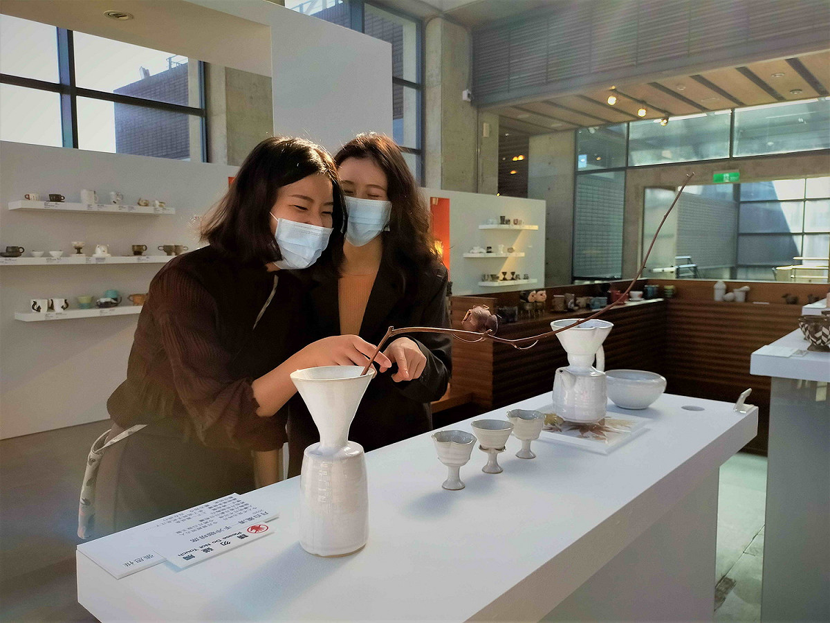 「2020國際咖啡杯大賽」特別邀請6位陶藝家，展出獨具風格感的咖啡席。 圖：鶯歌陶博館提供