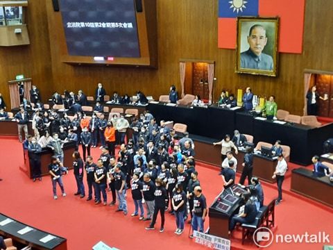 綠委佔主席台保蘇貞昌上台，藍委抗議要求「國是論壇」。 圖:陳佩君/攝