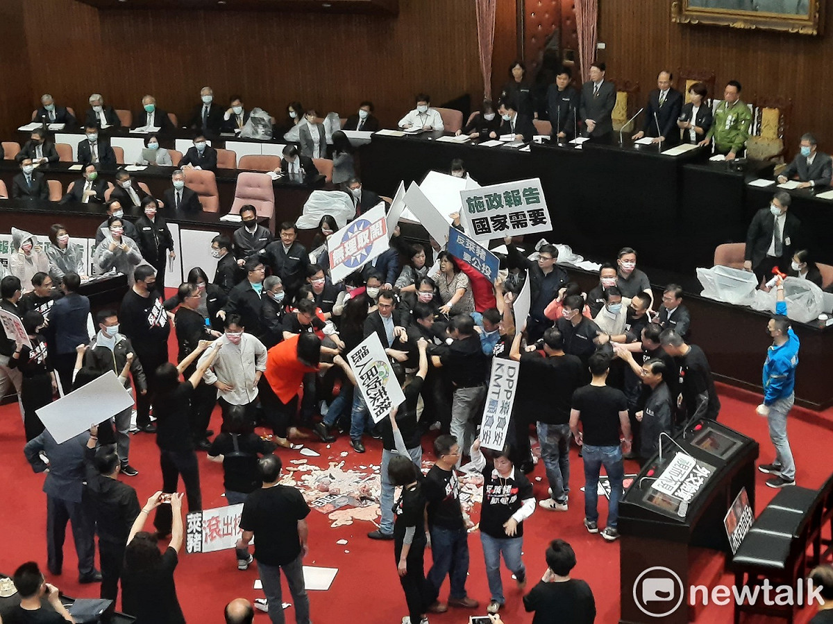 藍委撒豬腸抗議。 圖:陳佩君/攝