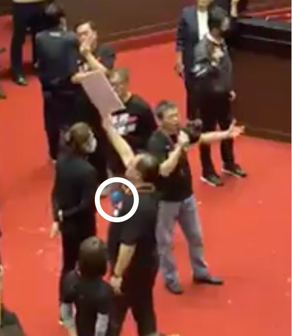 藍委配戴GoPro攝影機隨時記錄現場狀況。 圖/林奕華臉書直播截圖