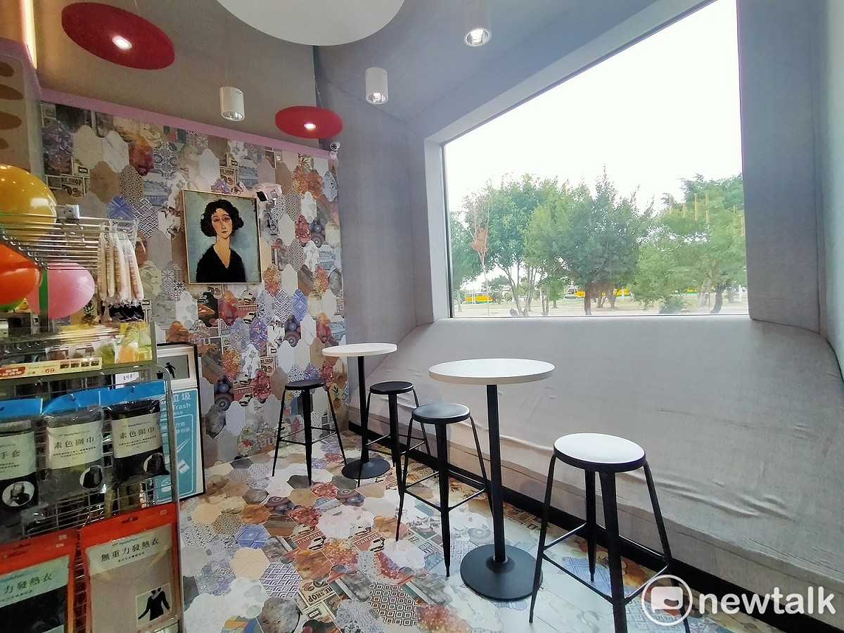 中央公園遊客中心內的全家便利店，被喻為「最美全家」。 圖：唐復年/攝