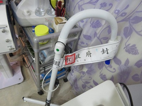 桃市衛生局偕同移民署專勤隊查獲有越南籍女子無照開設美容坊從事醫美服務，因為收費便宜，吸引不少越籍移工或新住民配偶上門。 圖：桃園市政府衛生局／提供