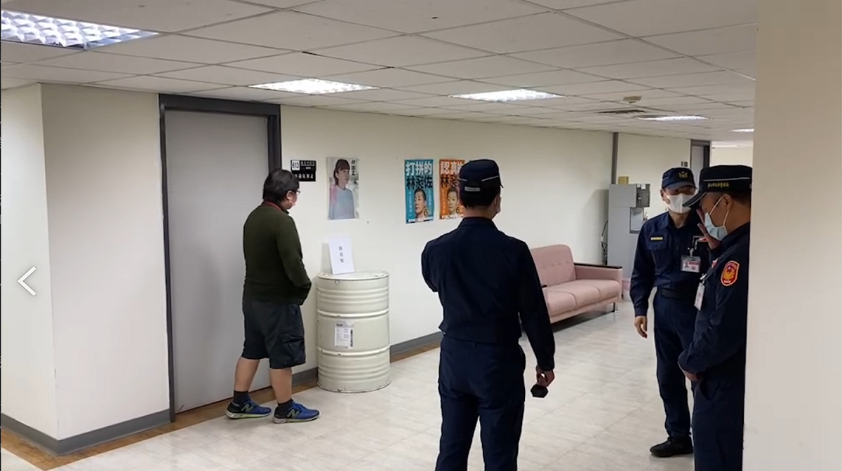 林穎孟今傳出想讓兩位辦公室主任離職，請駐衛警上辦公室協助。 圖：翻攝畫面