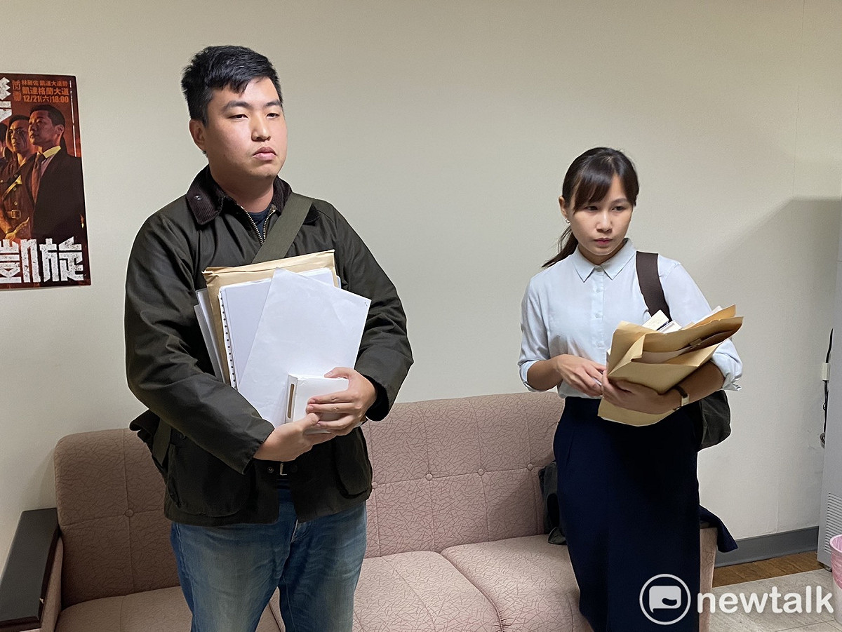 林穎孟辦公室主任吳香君（右）、林家宇（左）今日被林穎孟律師主張解僱即刻生效，要求把東西整理後立刻離開。 圖：周煊惠 ／攝