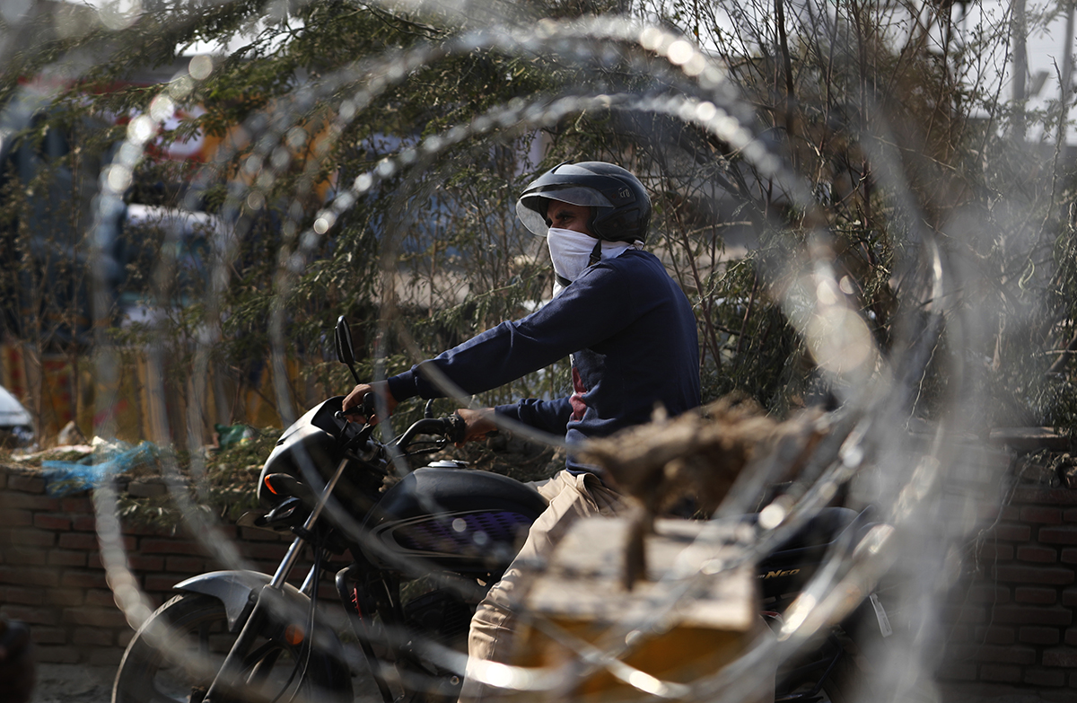 新德里的多處地鐵出入口也因為農民抗議活動關閉，警察全副武裝並設置了路障阻止抗議者前行，還使用催淚瓦斯和高壓水砲以試圖驅散抗議農民。 圖：達志影像/美聯社