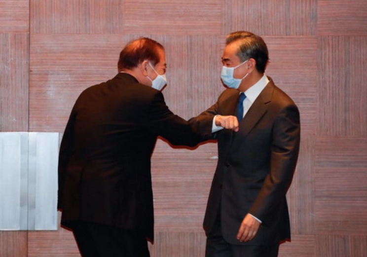 中國外交部長王毅會見南韓總統國家安全特別顧問文正仁。 圖 : 翻攝自中國外交部