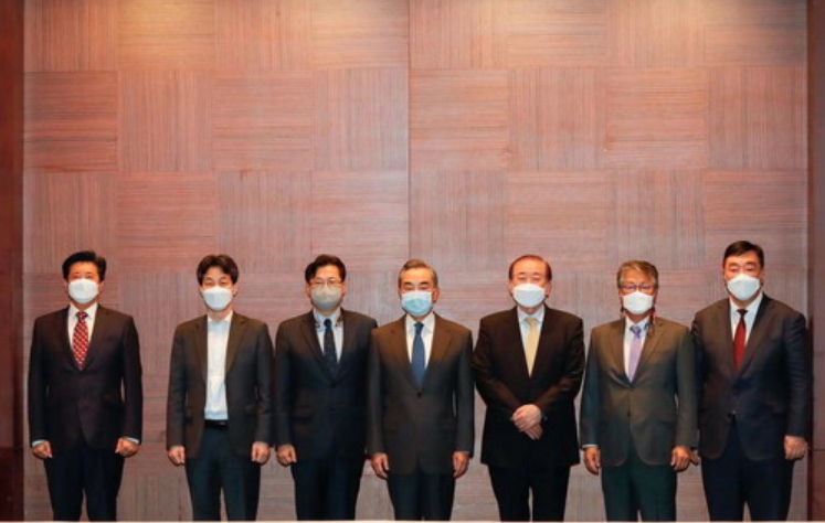 中國外交部長王毅會見南韓總統國家安全特別顧問文正仁。 圖 : 翻攝自中國外交部