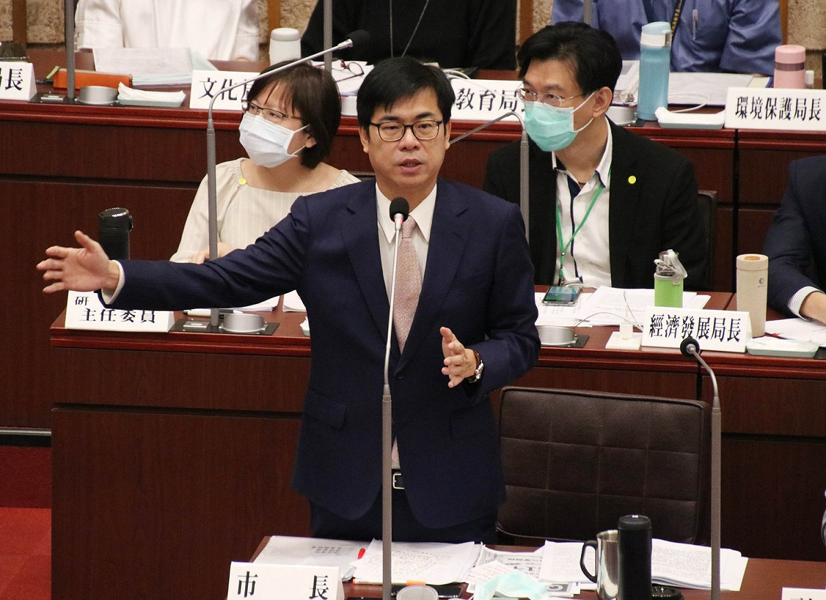 高市府是否能在2年內讓黃線3條捷運動工？高雄市國民黨籍議員昨在質詢時要求跟市長陳其邁對賭千份雞排。 圖/陳其邁臉書（資料照）
