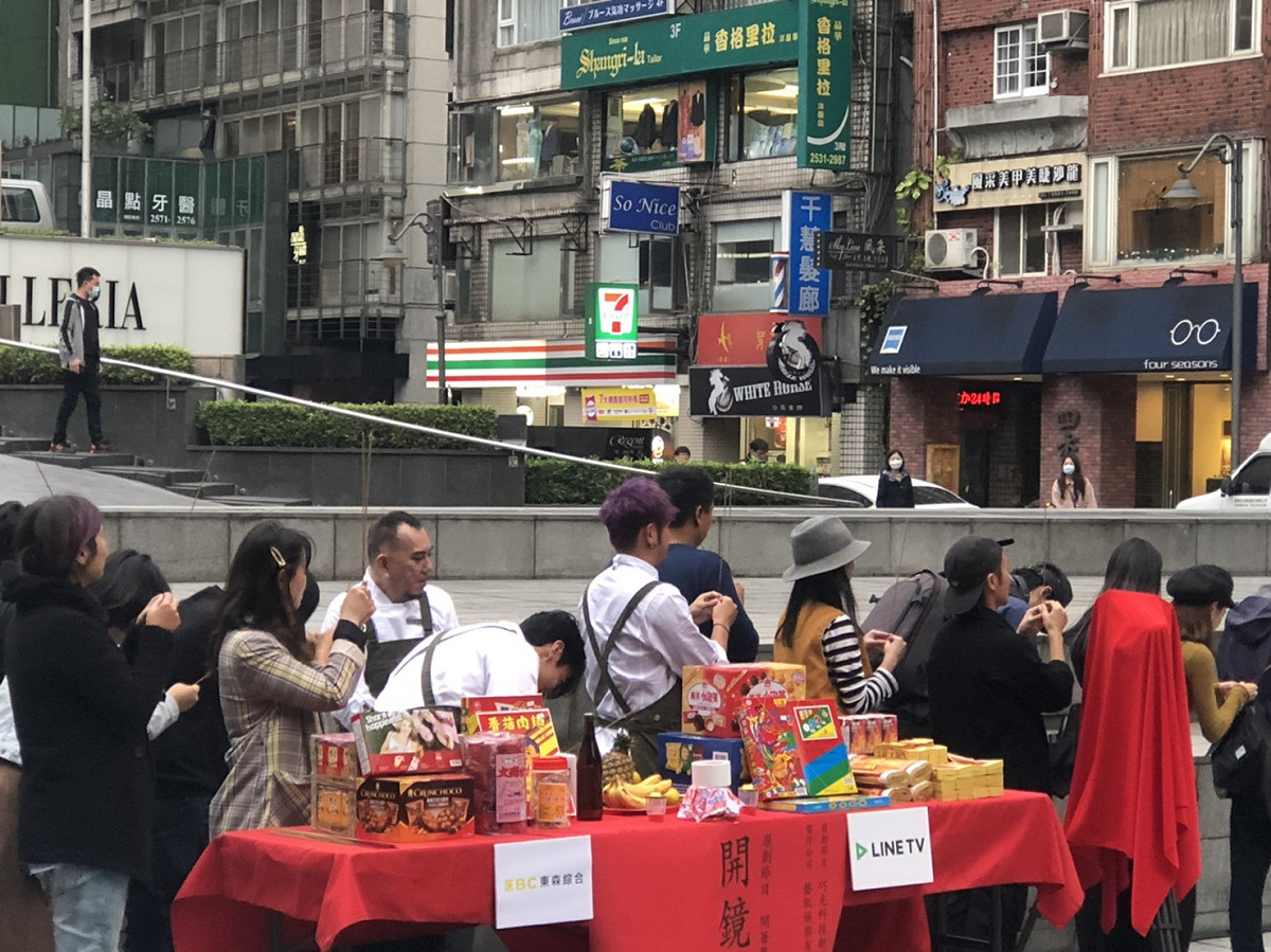 黃秋生因是基督徒的關係，所以只能退到後面看著大家向4面拜拜。 圖：楊瑾錚/攝