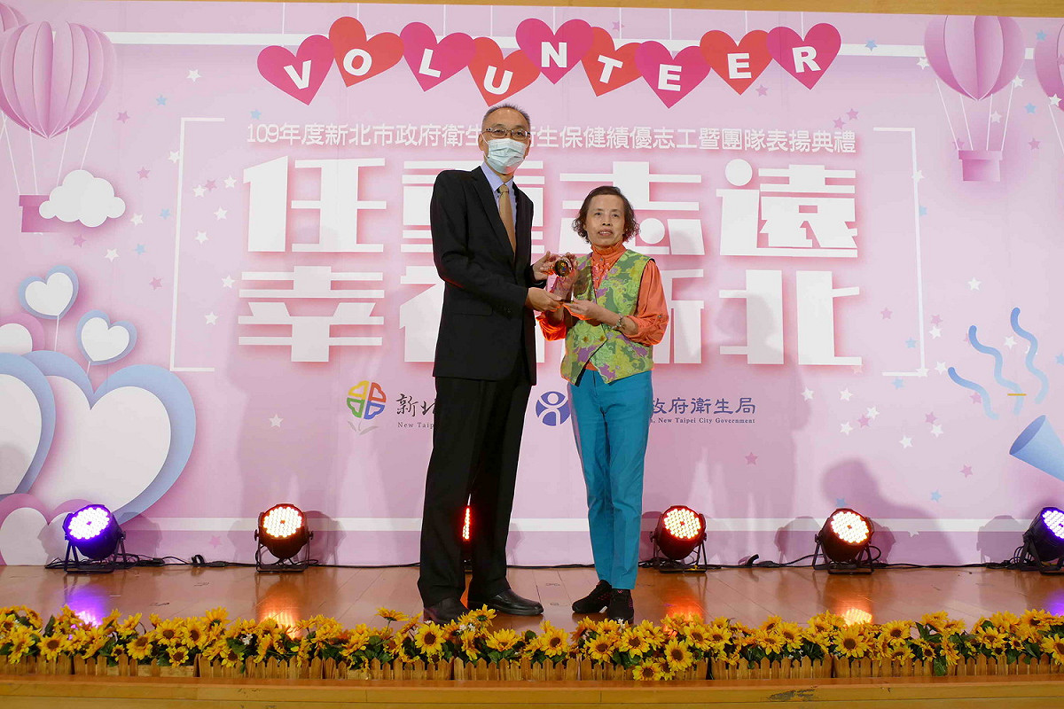 謝政達副市長頒發特殊貢獻獎予張美枝志工。  圖：新北市衛生局提供