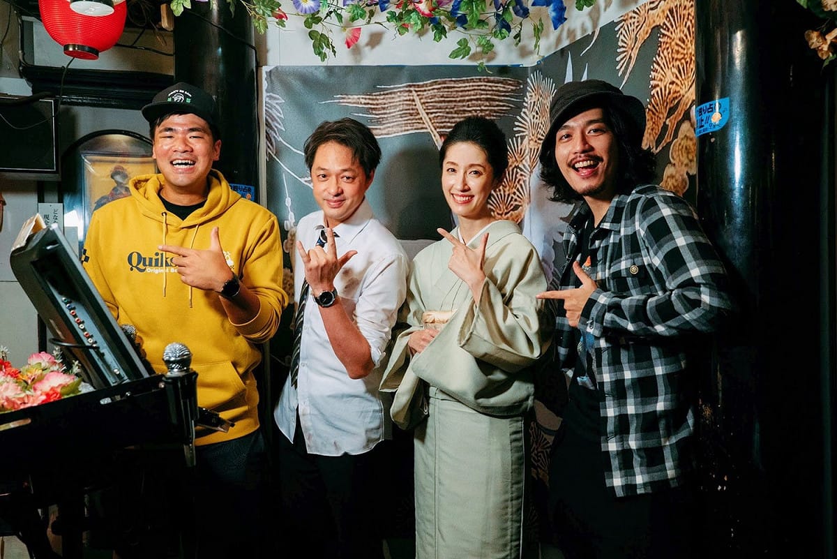 七月半吉他手蔡哥與鼓手阿傑探班《房客》導演鄭有傑(左2)與田中千繪(左3)。 圖：七胖娛樂有限公司/提供