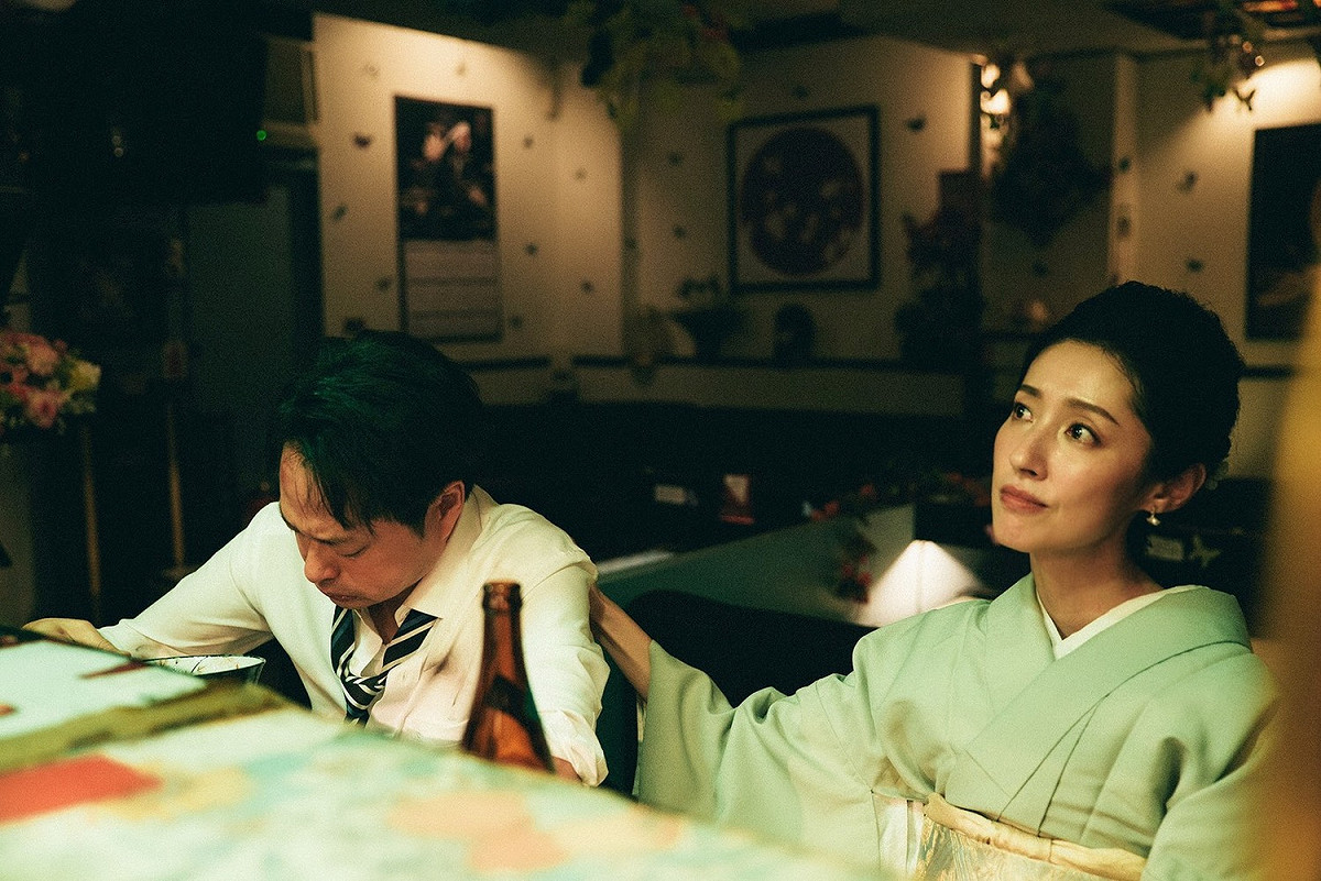 田中千繪(右)飾演酒吧老闆娘安慰鄭有傑飾演的吉岡，而這一幕正是鄭有傑分享的，當田中千繪一安慰他，他就一把眼淚一把鼻涕地流出來了。 圖：七胖娛樂有限公司/提供