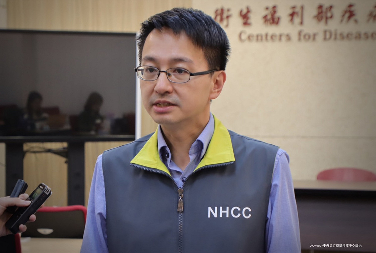 今(27)日中央流行疫情指揮中心醫療應變組羅一鈞副組長說明【11月27日起新增暫緩2家印尼外國人力仲介公司仲介移工來臺工作】及【指揮中心：旅客登機前附核酸檢驗報告措施無違憲】 圖:衛福部提供