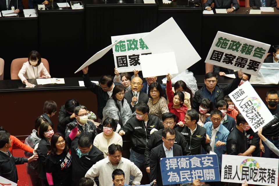 行政院長蘇貞昌27日前往立法院備詢時，國民黨團因萊豬議題再度在議場上發起抗爭，而民進黨立委王美惠剛好站在蘇貞昌後，徒手接住豬大腸，此舉引發熱議。 圖：翻攝自林楚茵臉書