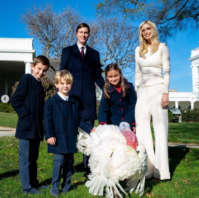 伊凡卡和她的丈夫庫許納（Jared Kushner）帶著孩子們一同歡度感恩節。 圖：翻攝自ivanka trump的Instagram