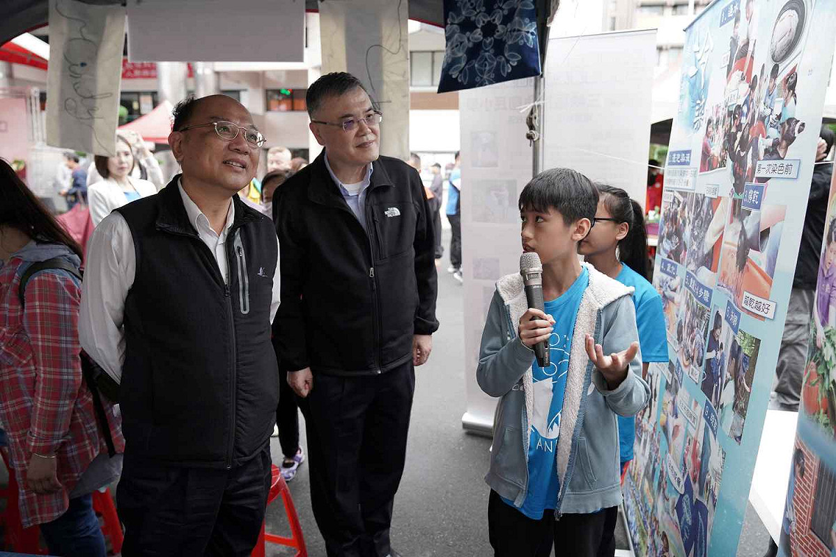 插角國小學生成果發表並與新北環保局副局長張旭彰（左）及致理科大主秘張立交流討論。 圖：新北市環保局提供