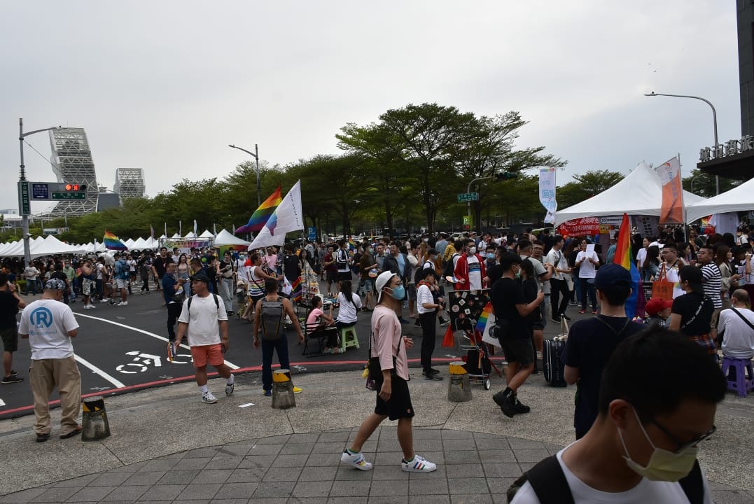 高雄同志活動主場地公園二路人潮聚集最多。 圖：孫家銘/攝