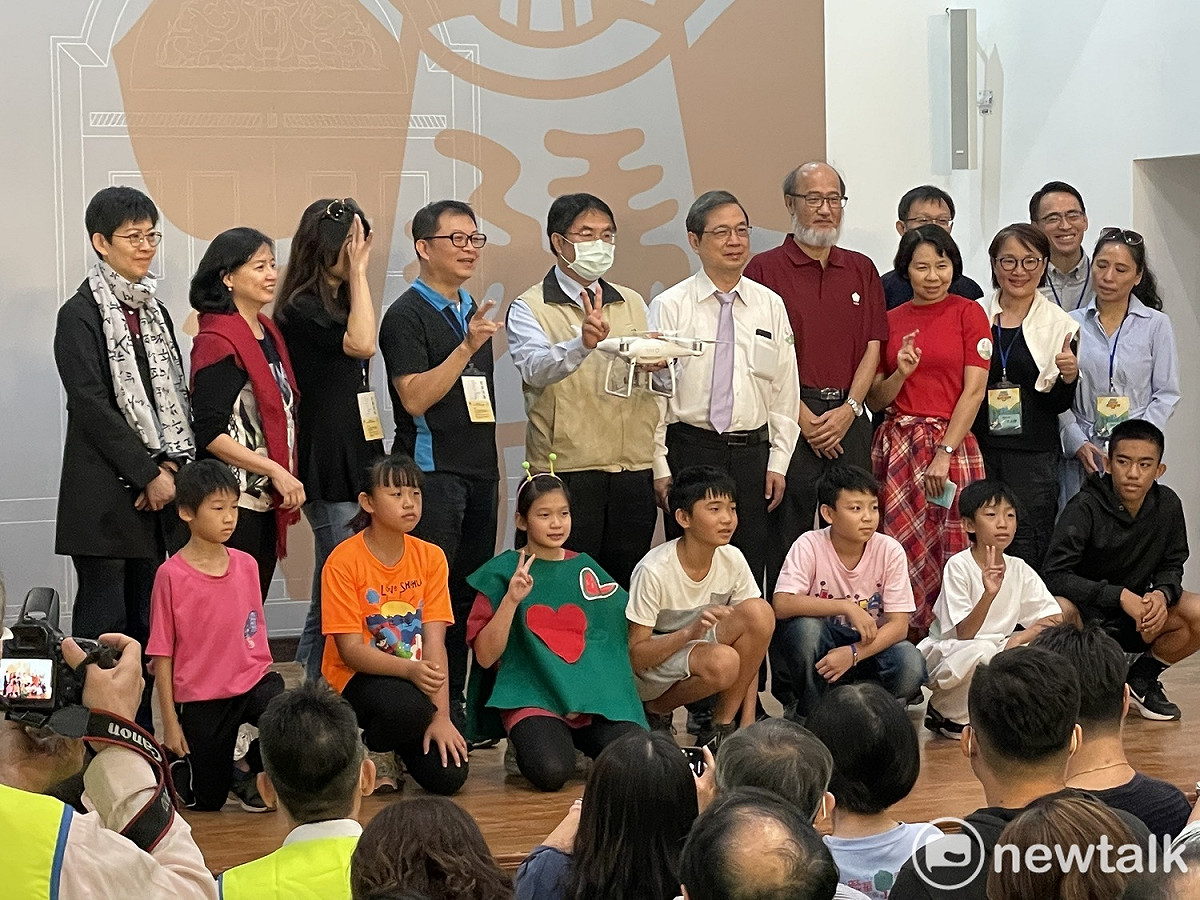 《2020 看見家鄉成果影展》在成功大學舉辦，也邀請到台南市長黃偉哲、TVBS新聞部總監詹怡宜、MOMO TV總經理李儒林等人參與影展。 圖：台南市政府提供
