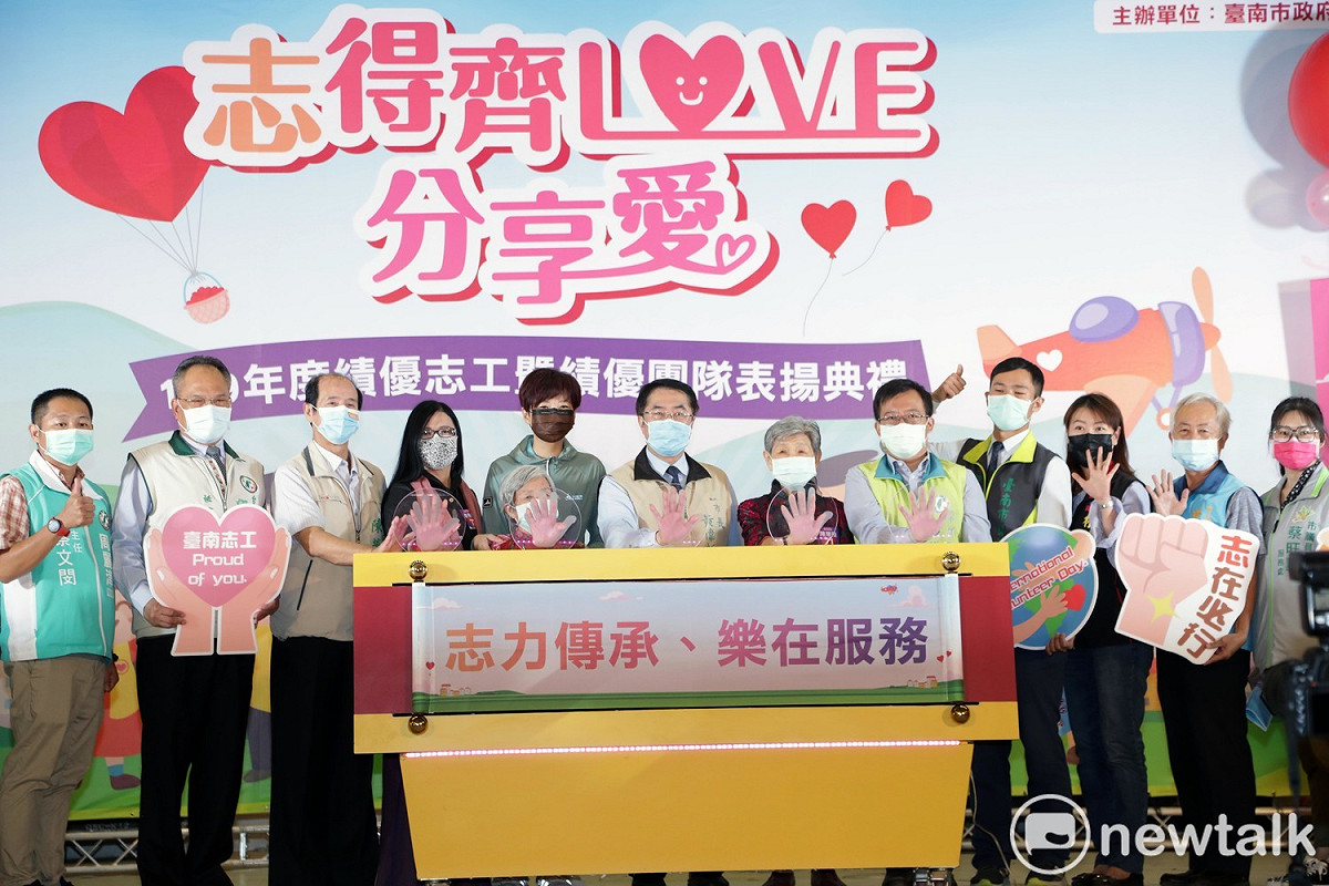 台南市政府舉辦109年績優志工暨績優團隊表揚活動，台南市長黃偉哲到場表揚120位來自不同領域服務年資滿10年，時數已滿2,000小時的績優金質獎志工。 圖：黃博郎／攝