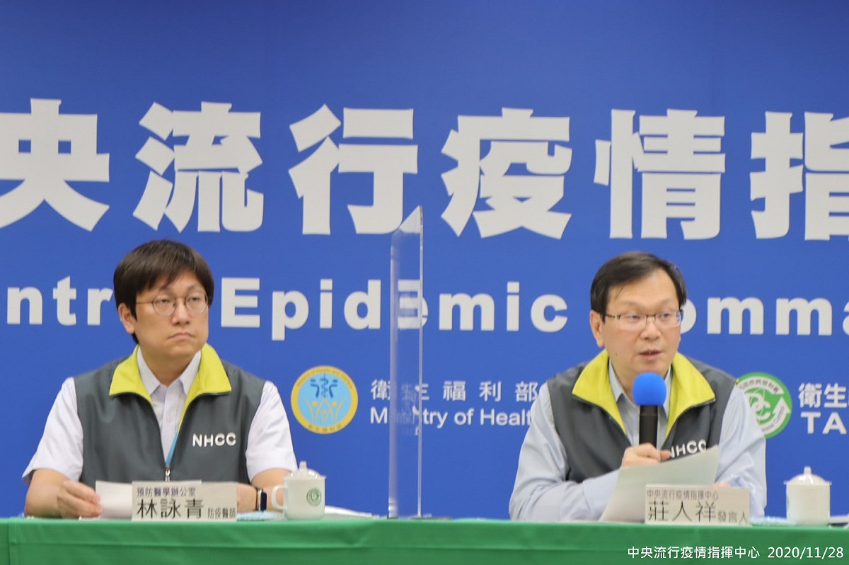 中央流行疫情指揮中心發言人莊人祥（右）及防疫醫師林詠青（左）今天下午開記者會說明秋冬專案實施。 圖：中央流行疫情指揮中心/提供