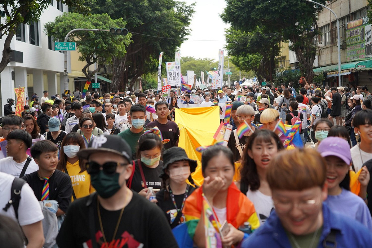 高雄同志大遊行今下午登場，估計約4萬人參與，彩虹旗幟四處飄揚。 圖：取自高雄同志大遊行臉書社團