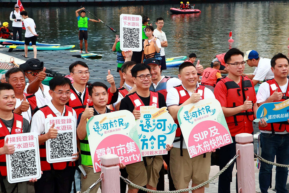 陳其邁(中)宣布愛河還河於民。 圖：高雄市政府/提供
