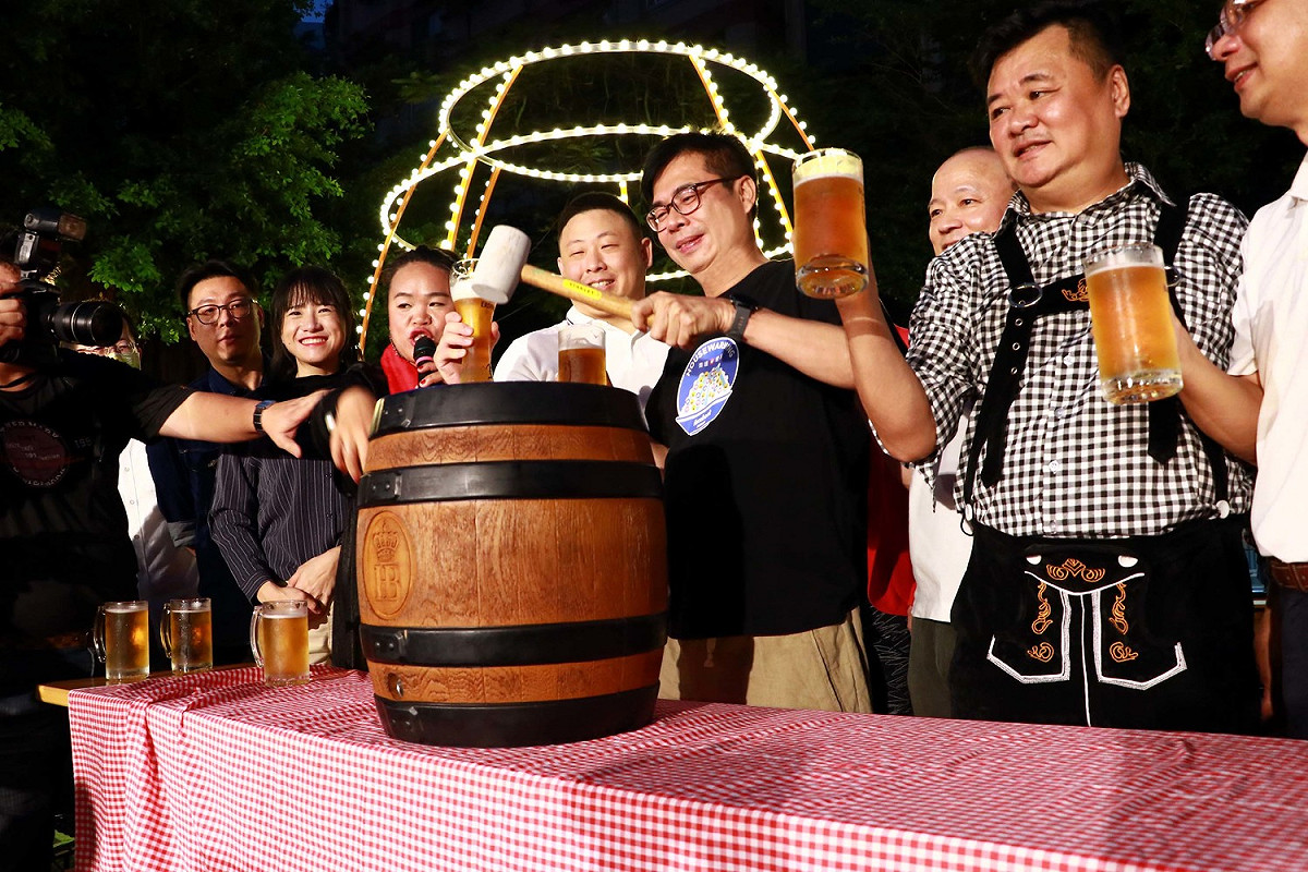 陳其邁(右三)敲下橡木桶象徵「愛河啤酒花園」正式揭幕。 圖：高雄市政府/提供