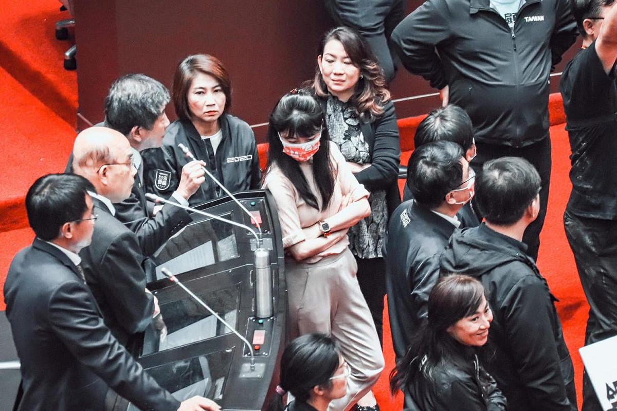 高嘉瑜在臉書上放出一張照片，容易發現到只有她一人身穿淺色衣物，其他同黨籍立委則是穿著「黑色戰袍」。 圖：翻攝自高嘉瑜臉書