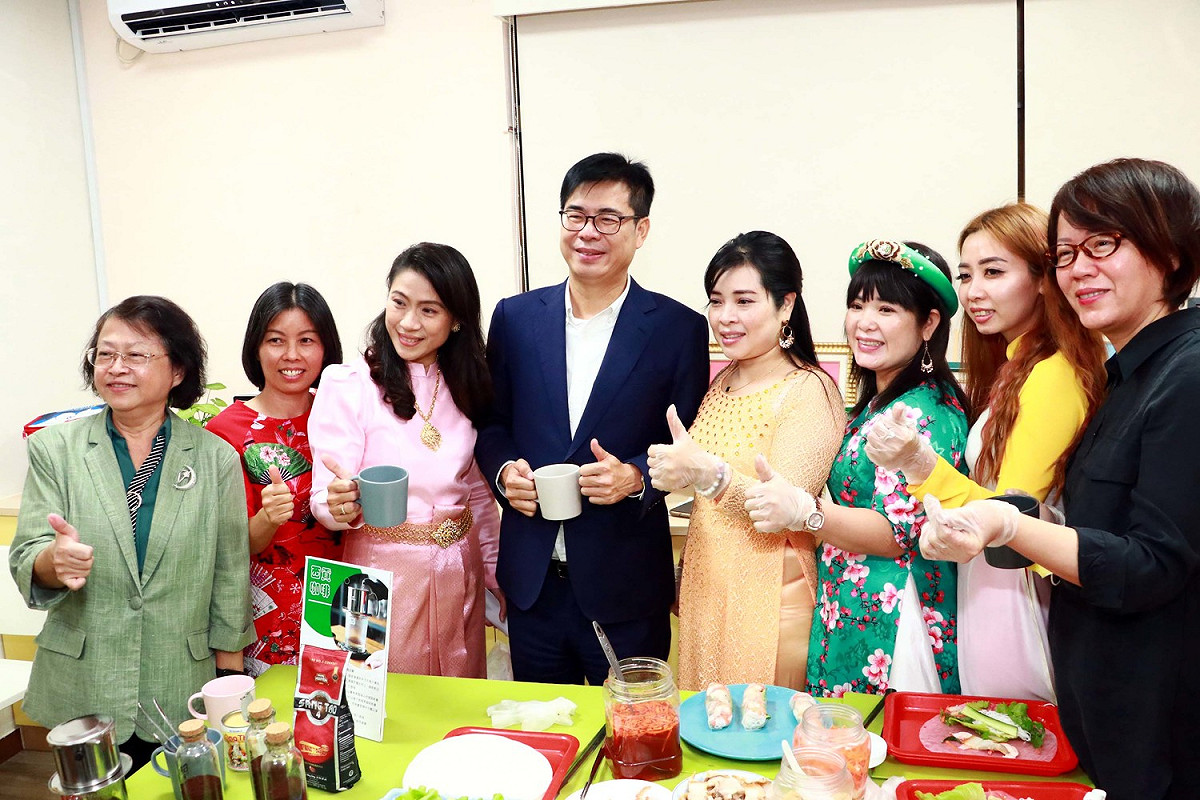 陳其邁(左四)與越南新住民合影。 圖：高雄市政府/提供