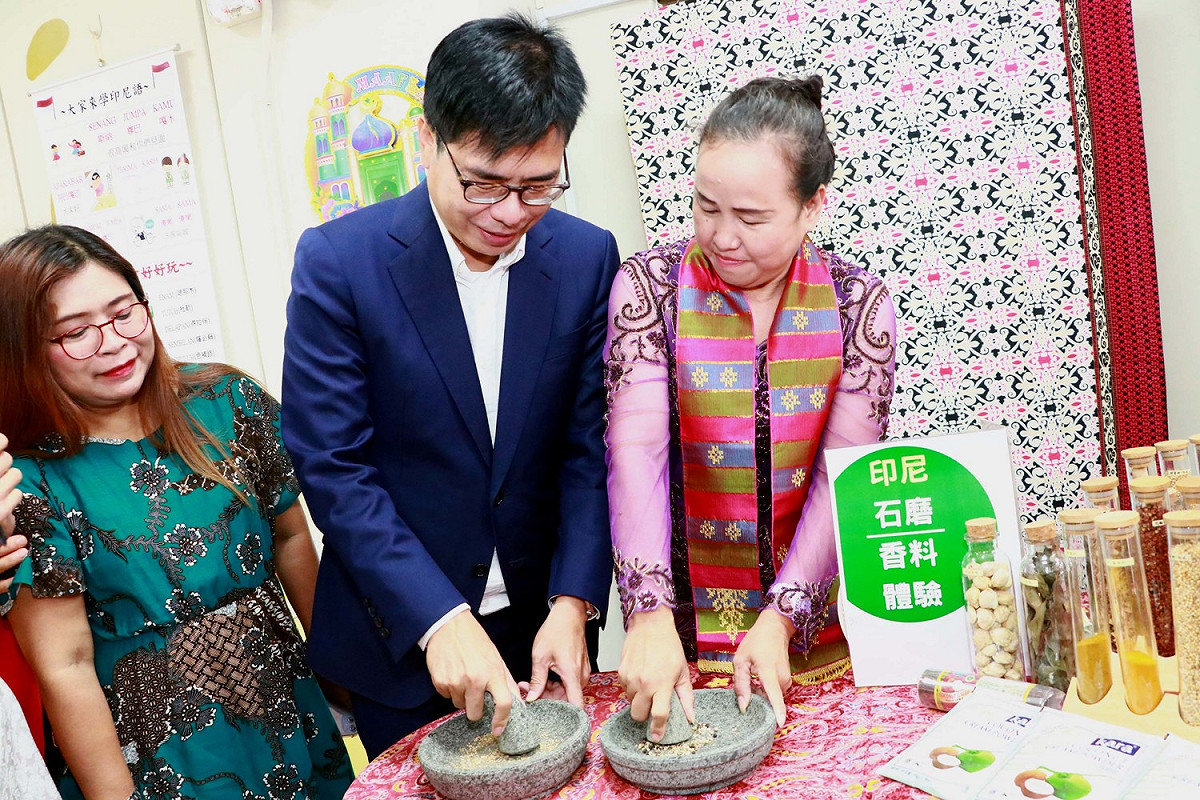 陳其邁(中)體驗現磨印尼香料。 圖：高雄市政府/提供