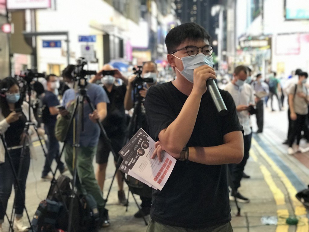 香港學運領袖黃之鋒（前）因為街頭抗爭，數度進出拘留所，即使被關押在單人牢房，仍不改其志。 圖：翻攝自黃之鋒臉書（資料照片）