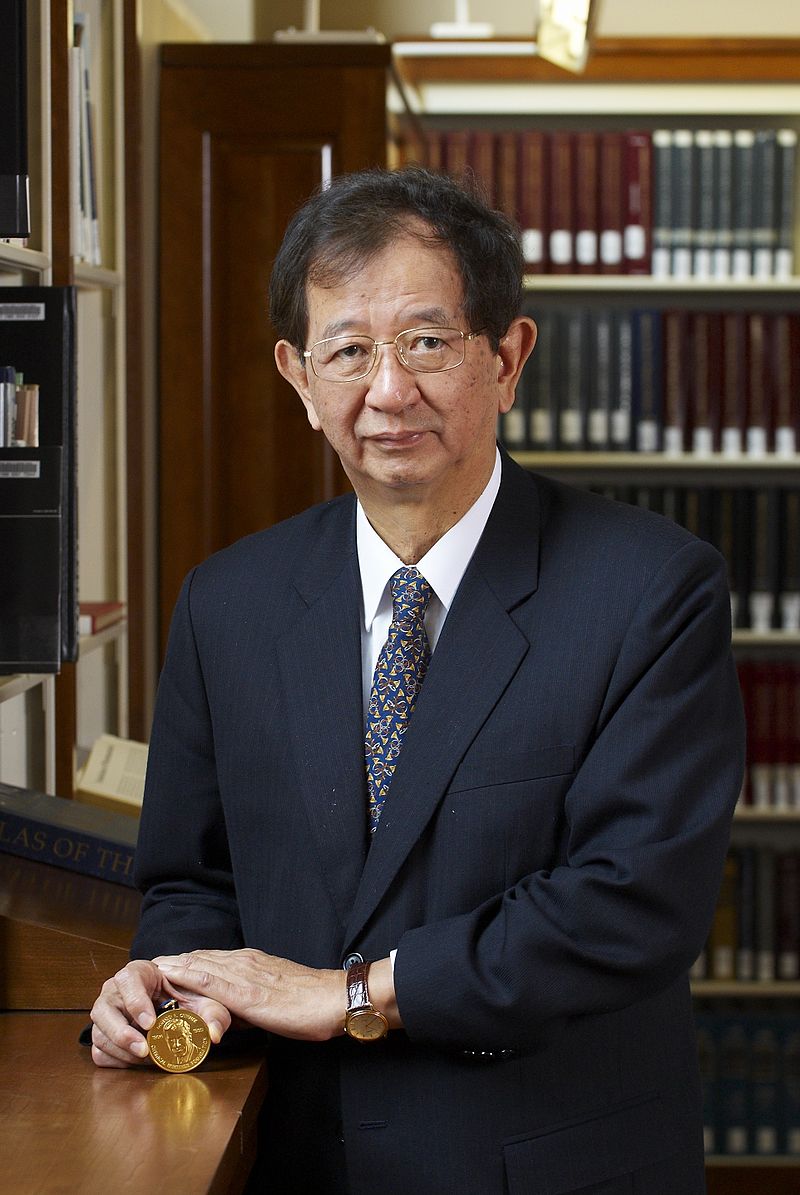 對於明年元旦即將進口含有萊克多巴胺的美豬，李遠哲表示，若在標準以下吃到萊豬，對健康影響不大。 圖：擷取自維基百科