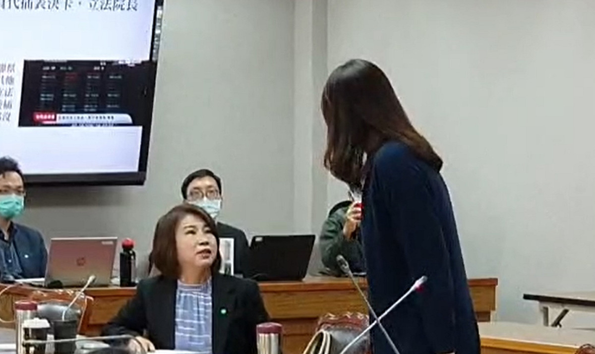 國民黨立委鄭麗文（右）與民進黨立委周春米互相拍桌對罵。 圖：擷取自網路